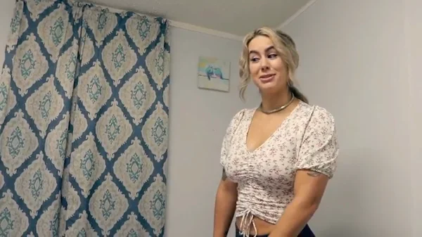Mama mea vitregă mă seduce în secret